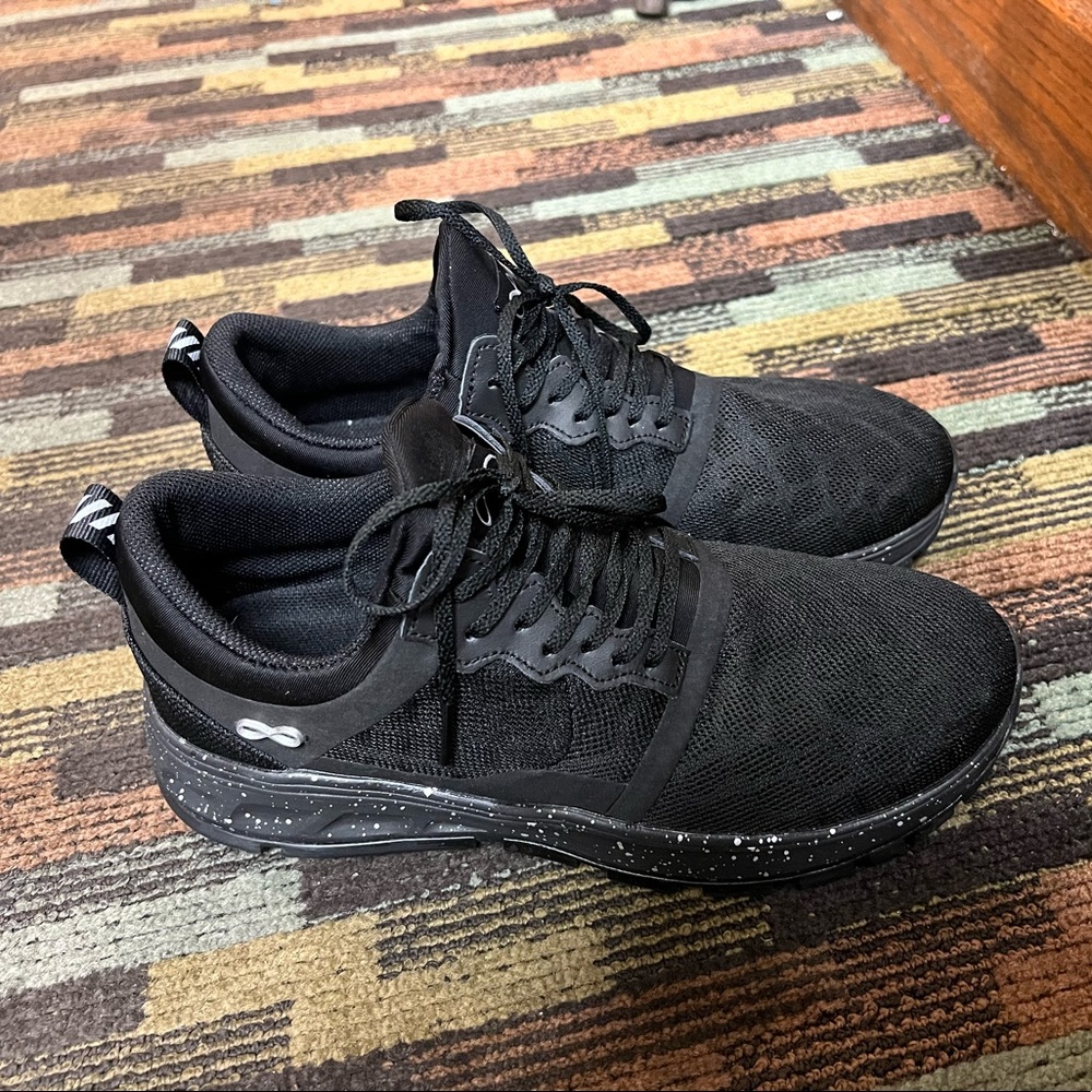 Black women’s infinity by Cherokee work shoes size 7.5